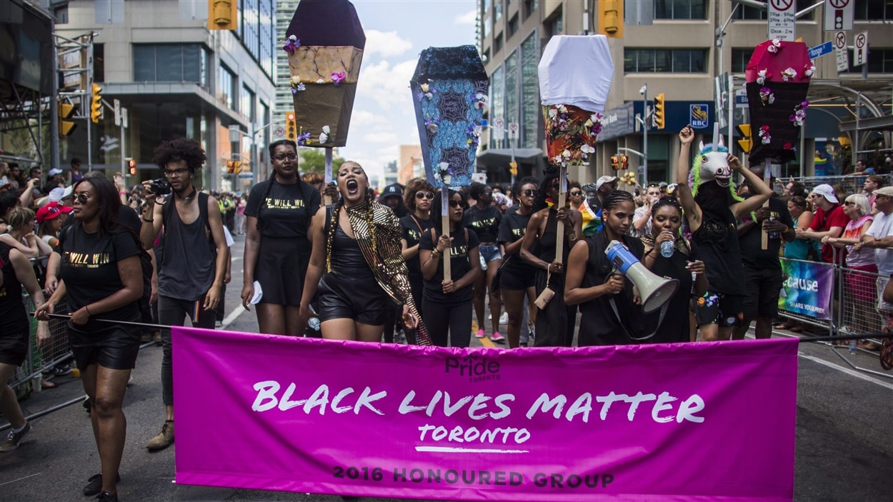 Le groupe de pression Black Lives Matter a forcé l’interruption du défilé de la fierté pendant une trentaine de minutes.