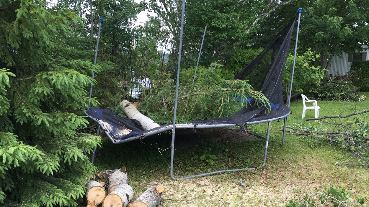 De forts vents secouent des chalets à SaintHubertdeRivièreduLoup