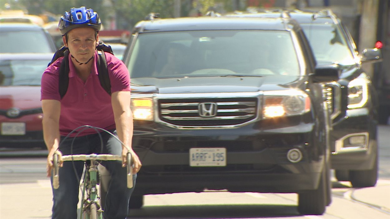 La ville de Toronto veut rendre les rues plus sécuritaires pour les cyclistes et les piétons.