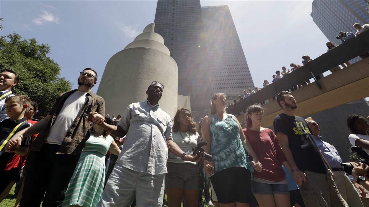 Des gens se recueillent à Dallas, vendredi, au lendemain de la tuerie.