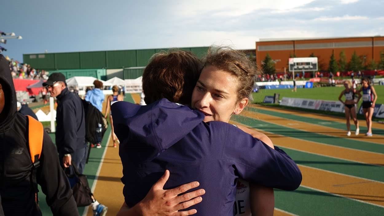 Geneviève Lalonde dans les bras de sa mère Lynn, après la course