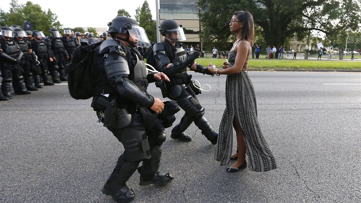 Une manifestante tient tête aux policiers lors d'une manifestation à Baton Rouge.