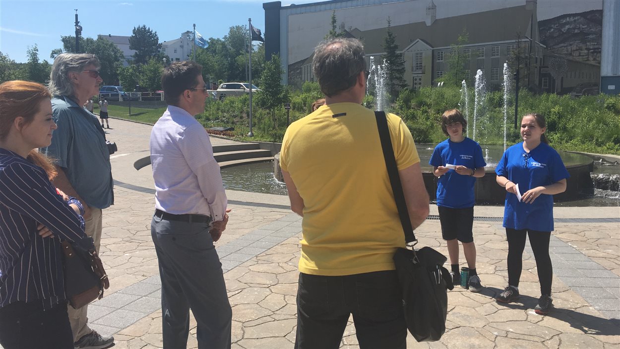 25 jeunes participent au projet, soit quatre guides et 21 comédiens