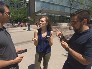 Des joueurs de Pokémon Go au centre-ville de Toronto