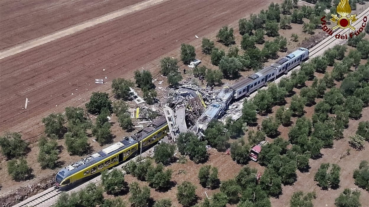 En raison de la force de l'impact, des débris des trains ont été projetés sur plusieurs mètres.