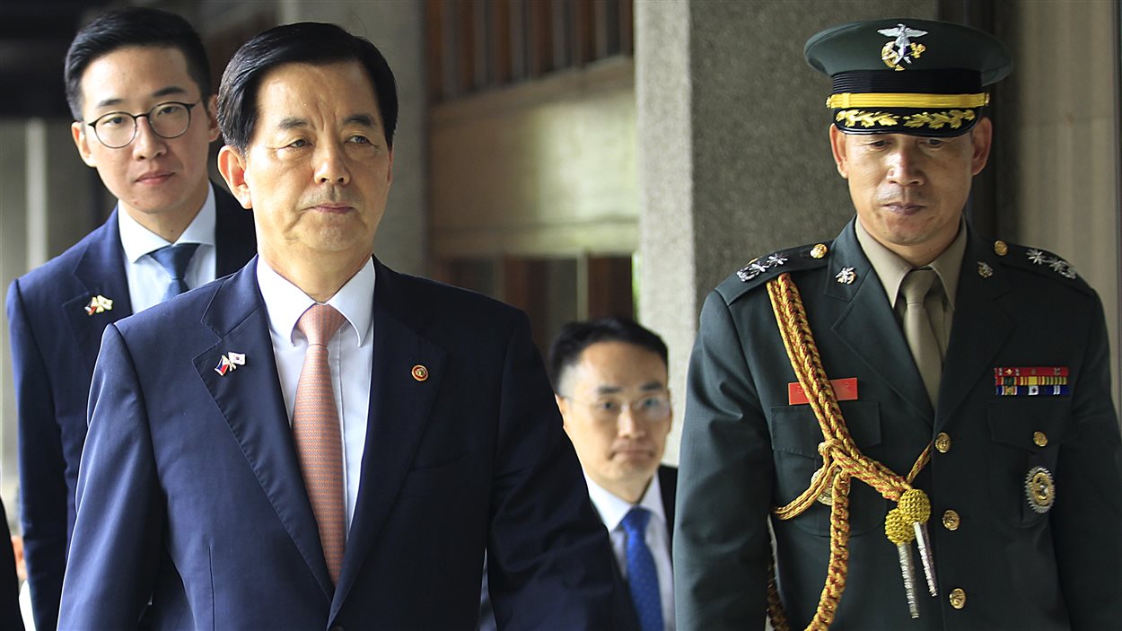 Le ministre de la Défense sud-coréen, Han Min-Koo (à gauche), marchant vers un quartier général où il doit y tenir une conférence de presse. (archives)