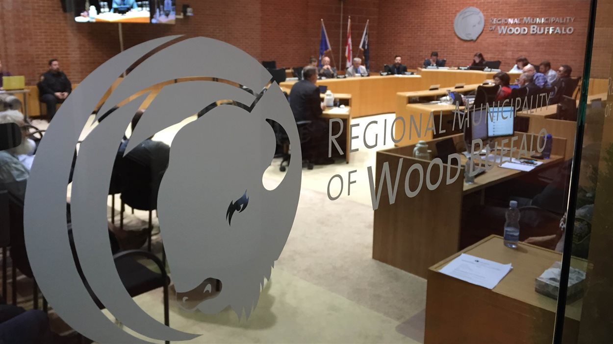 Le conseil de la municipalité régionale de Wood Buffalo, qui comprend aussi Fort McMurray. 