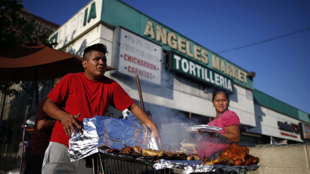 Un homme vend des repas à Los Angeles. Près de la moitié de la population de cette ville est originaire d'Amérique latine.