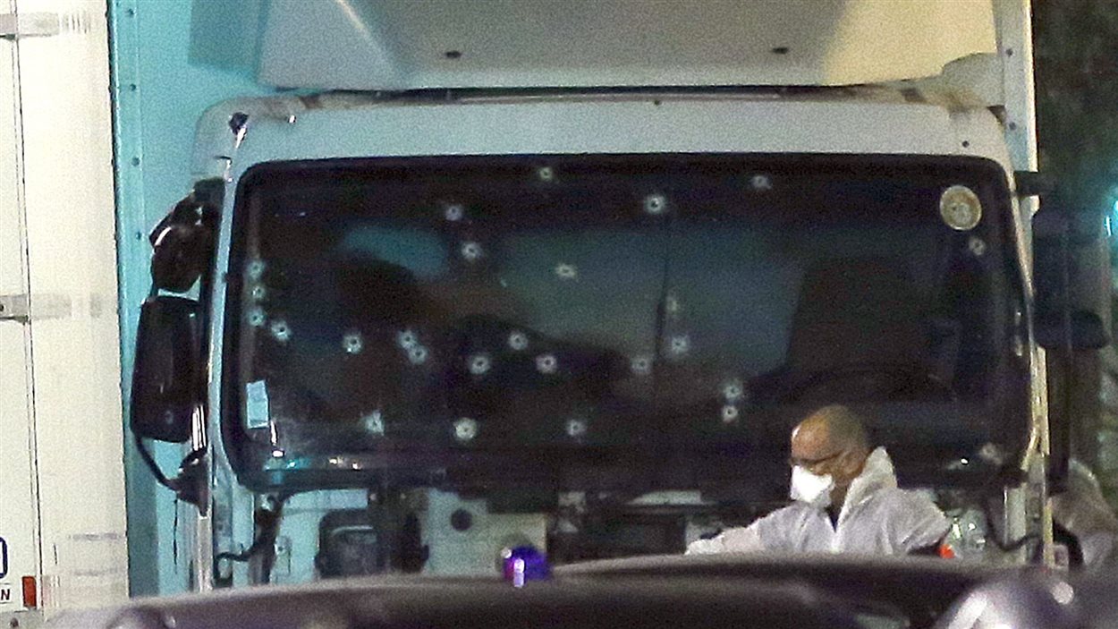 Le pare-brise du camion qui a foncé sur la foule à Nice est criblé de balles.