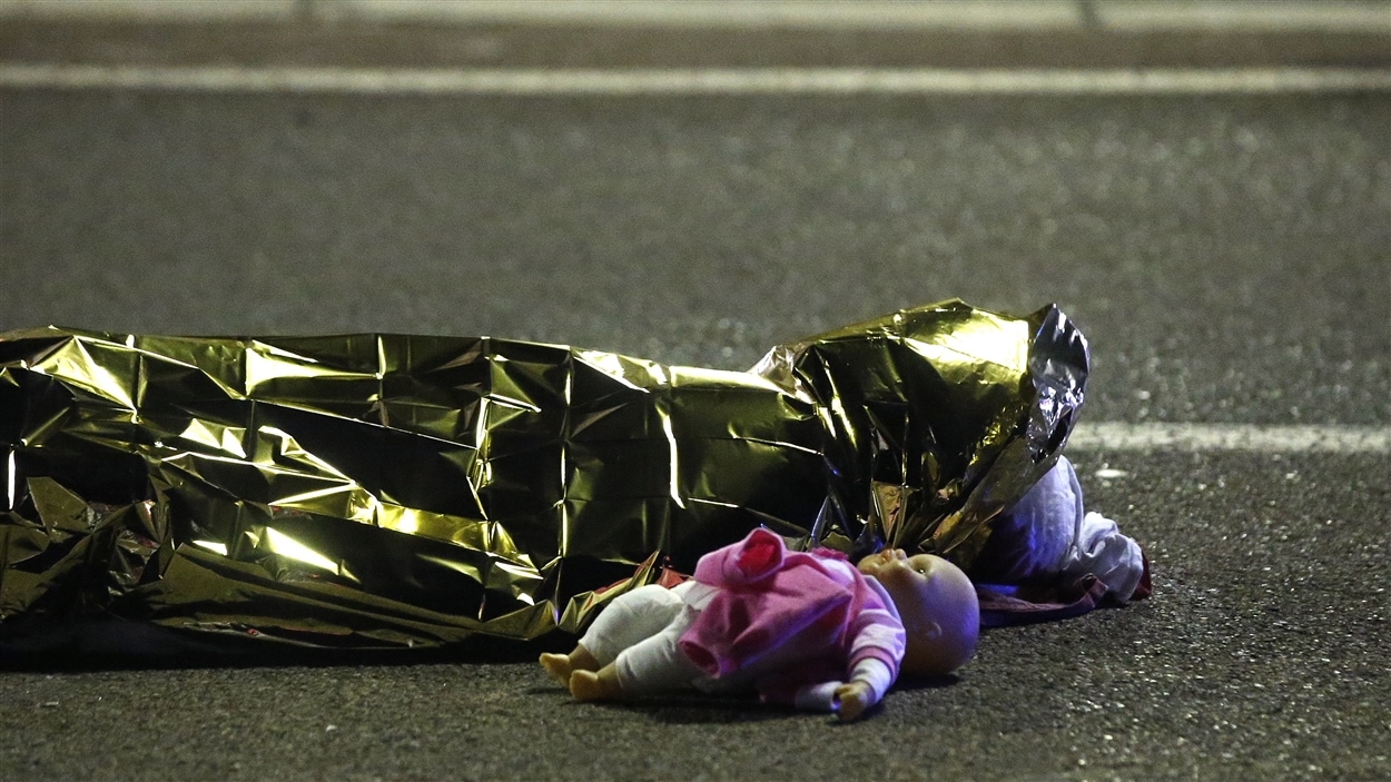 Un corps est étendu à côté d'une poupée à Nice où un camion a foncé sur la foule.
