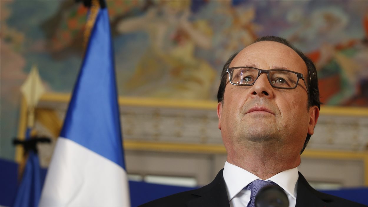 Le président français s'adressant aux journalistes à la préfecteure de Nice