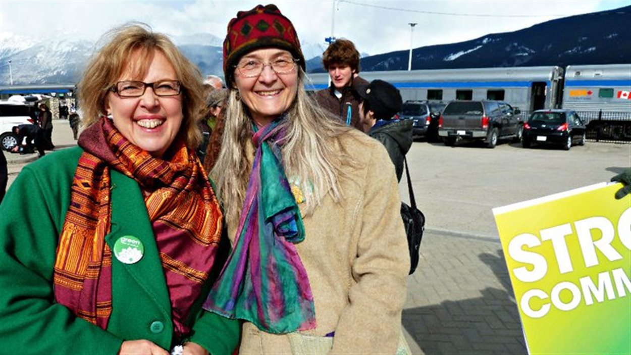 L'ex-candidate Monika Schaefer avec la chef du Parti vert, Elizabeth May.