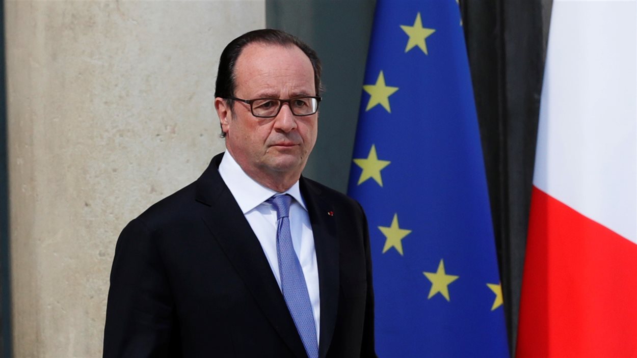 Le président français François Hollande à sortie du Palais de l'Élysée après une rénion d'urgence, le lendemain de l'attaque à Nice.