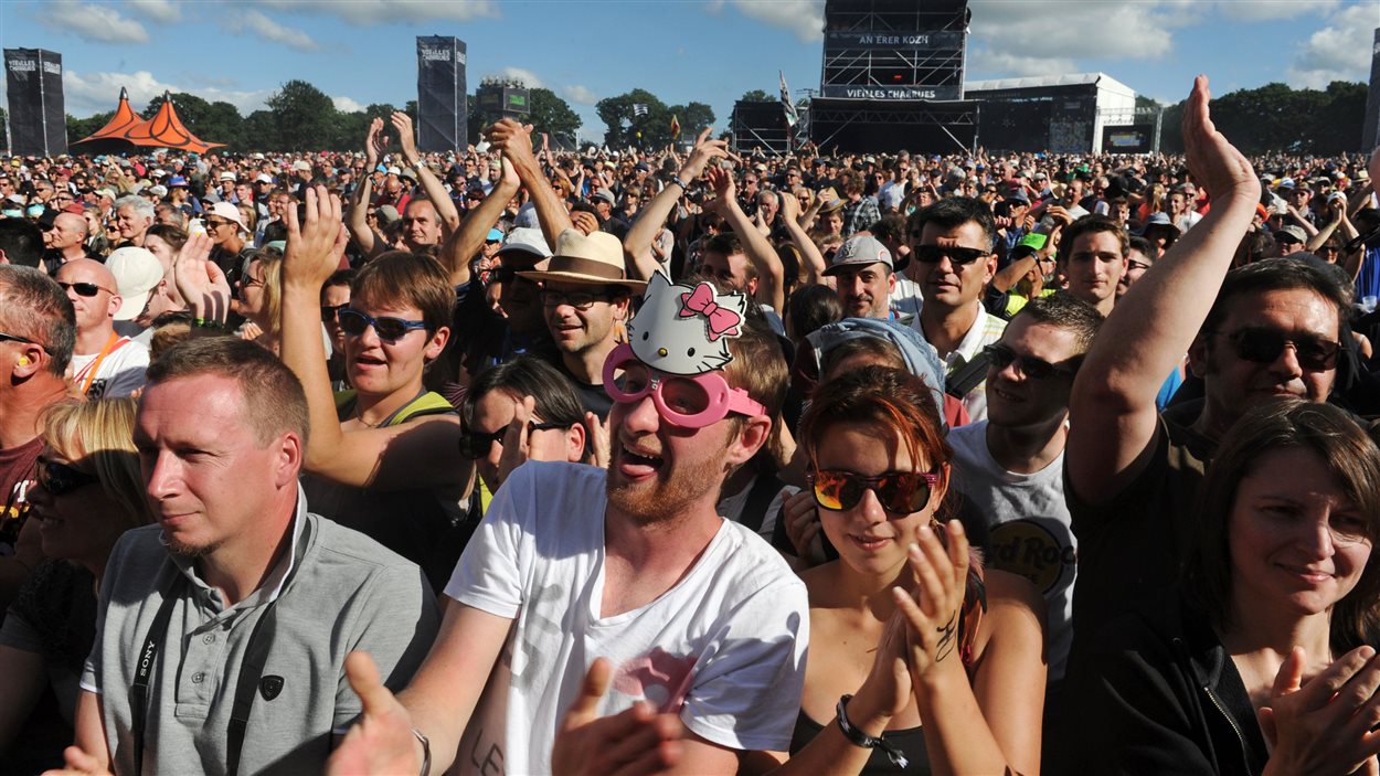Le Festival Les Vieilles charrues, qui se déroule jusqu'au 17 juillet en Bretagne, maintient sa programmation, mais avec un dispositif de sécurité renforcé.