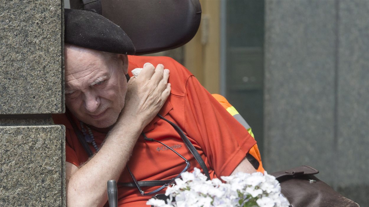 Henri Desbiolles, français d'origine résidant à Montréal, se recueille devant le Consulat général de France à Montréal.