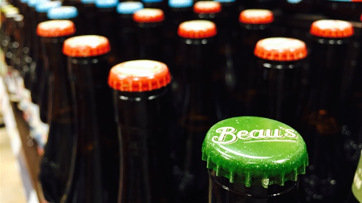 Des bouteilles de bière de la microbrasserie Beau's.