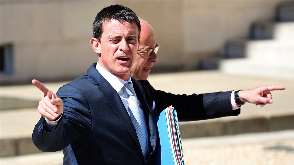 Le premier ministre français Manuel Valls devant le ministre de l'Intérieur Bernard Cazeneuve
