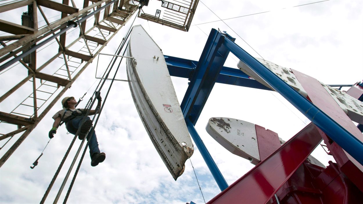 La baisse du prix du baril de pétrole a des répercussions sur l'économie albertaine.