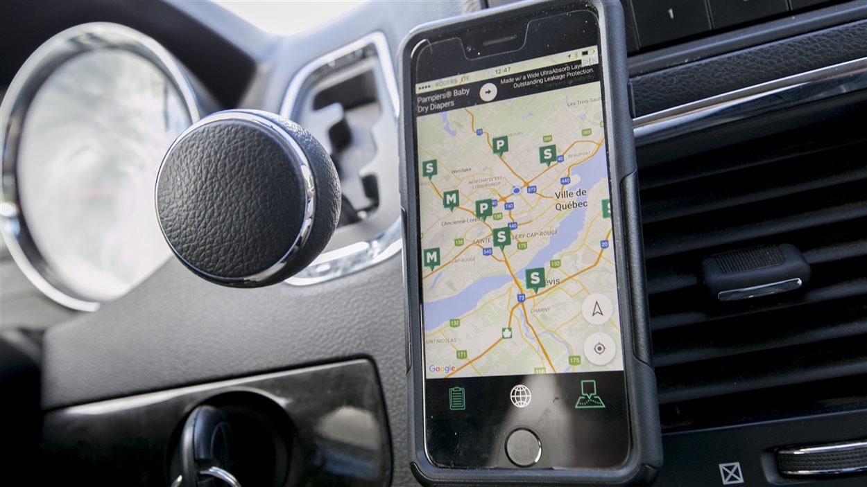 L'application mobile Camarad localise les radars photo mobiles (M) et les policiers (P) qui surveillent des axes routiers et les radars photo fixes (S).