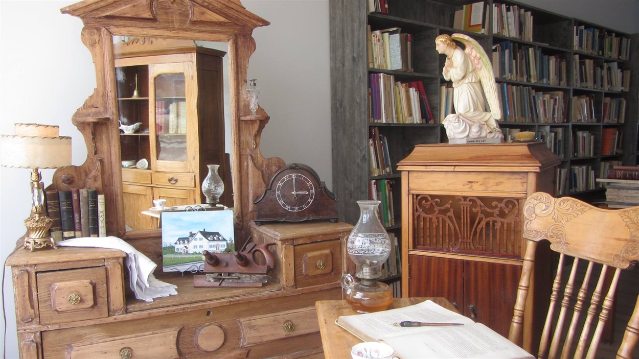 Beaucoup d'anciens meubles parmi les trésors de la Société d'histoire de la Haute-Gaspésie.