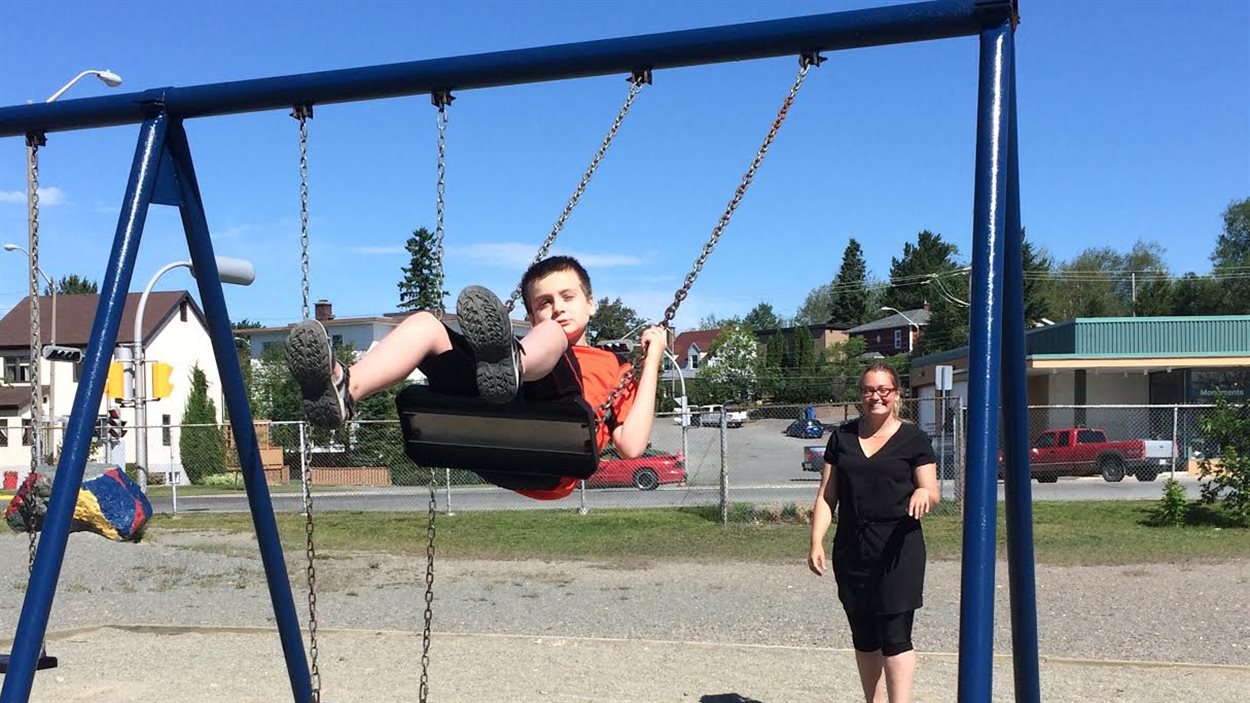 Sortie au parc avec les enfants du camp de jour adapté aux besoins des enfants autistes.