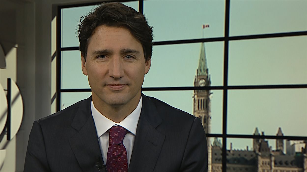 Le premier ministre Trudeau effectue une tournée médiatique le jour où les familles canadiennes touchent la nouvelle allocation pour enfants.