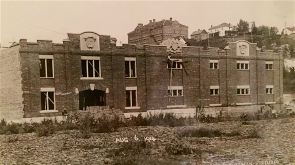 La construction du Ortona Amoury en 1914 à Edmonton.