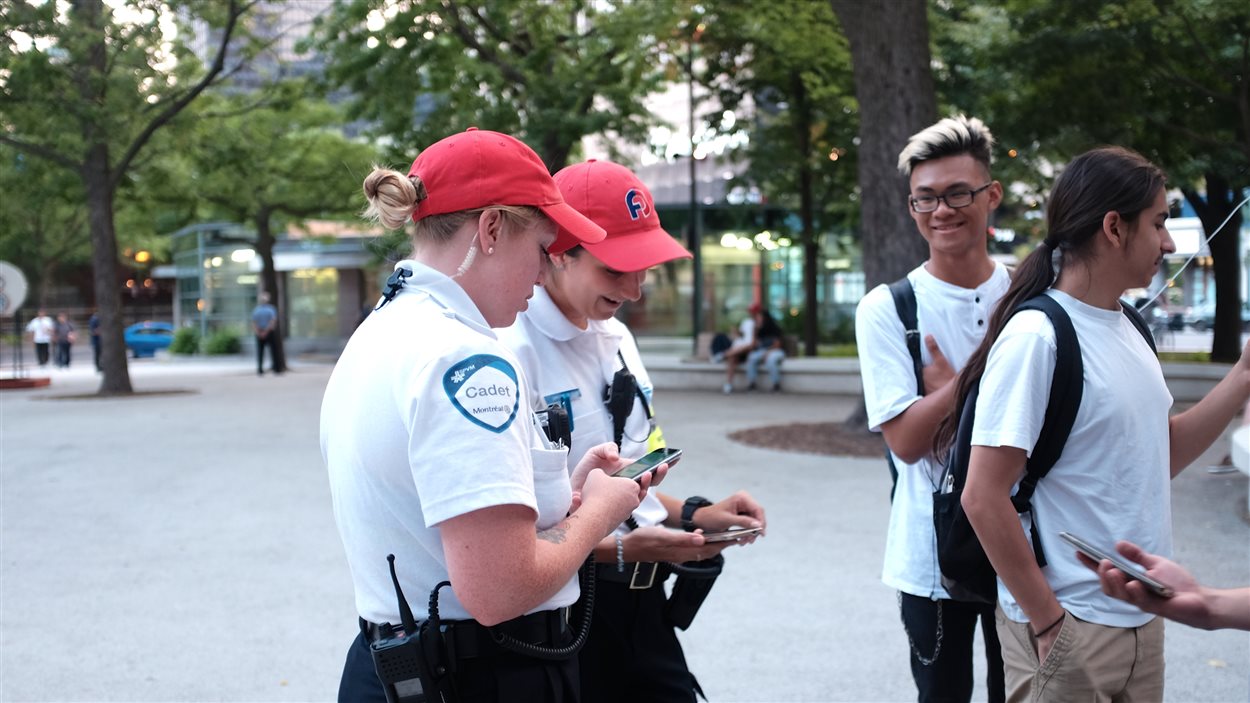 Des cadets jouent à Pokémon Go au square Cabot, à Montréal.