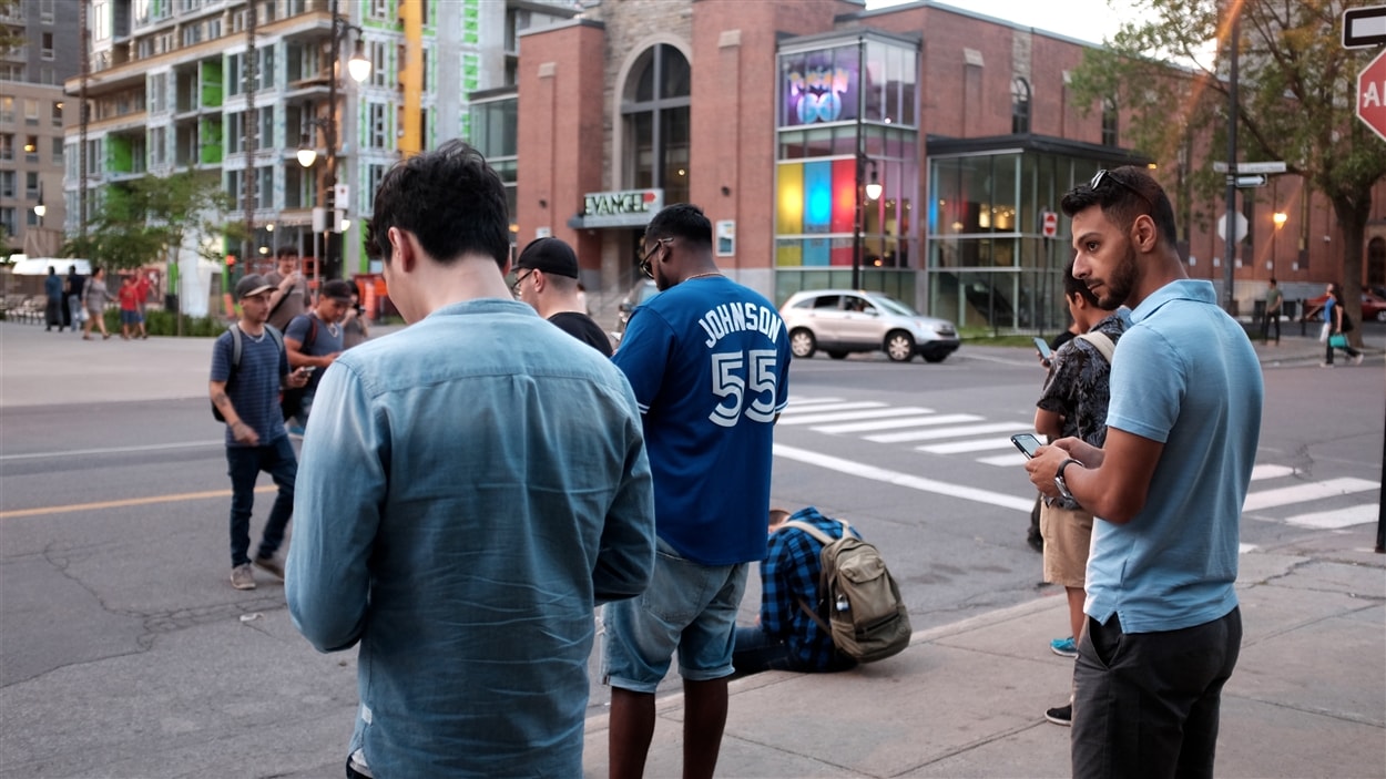 Des joueurs de Pokémon Go se sont rendus au square Cabot, à Montréal, devenu un véritable repère de Pokémon rares.