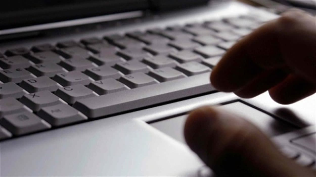 Un clavier d'ordinateur.
