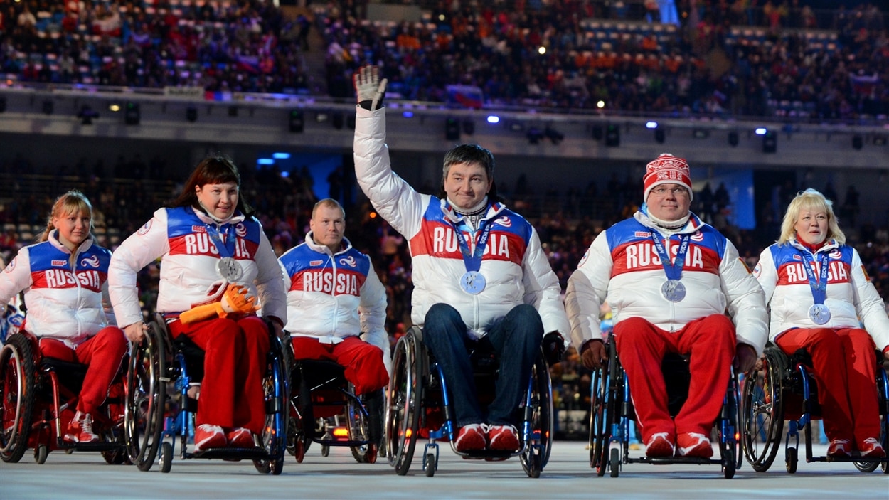 La délégation paralympique russe à la cérémonie de clôture à Sotchi