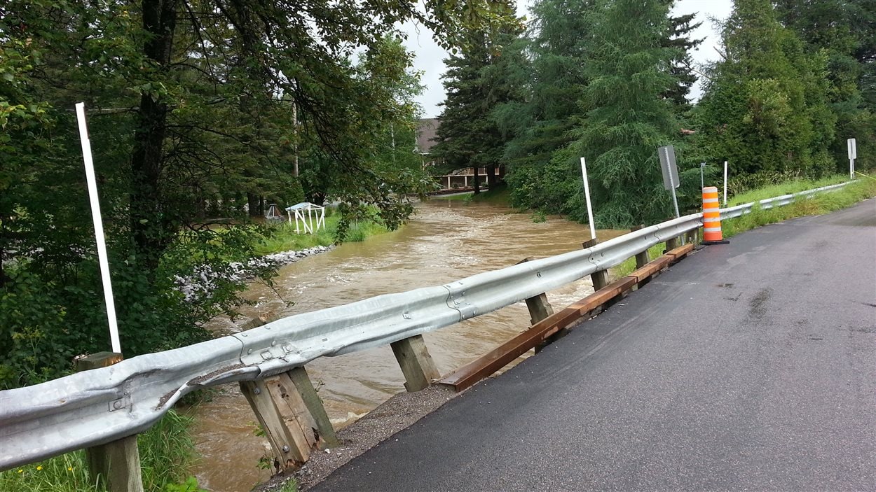 La Ville de Saguenay a fermé deux ponts à la circulation par mesure préventive.