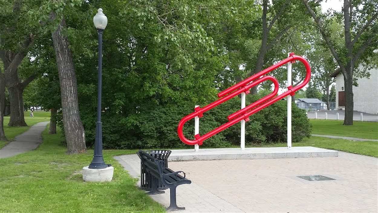 Le géant trombone rouge de 15 pieds au centre-ville de Kipling, Saskatchewan.