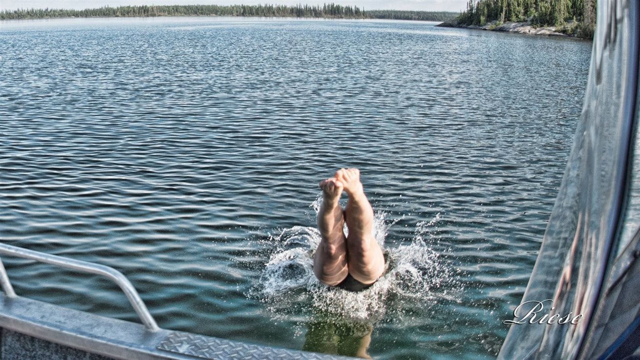 Dionne Tatlow plonge dans le lac La Ronge.