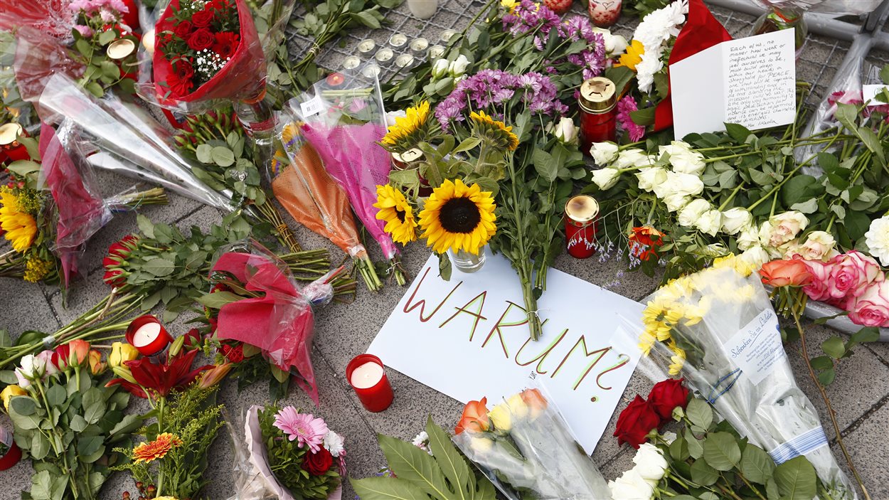 « Pourquoi? » demandent les Allemands au mémorial sur les lieux de la fusillade à Munich.