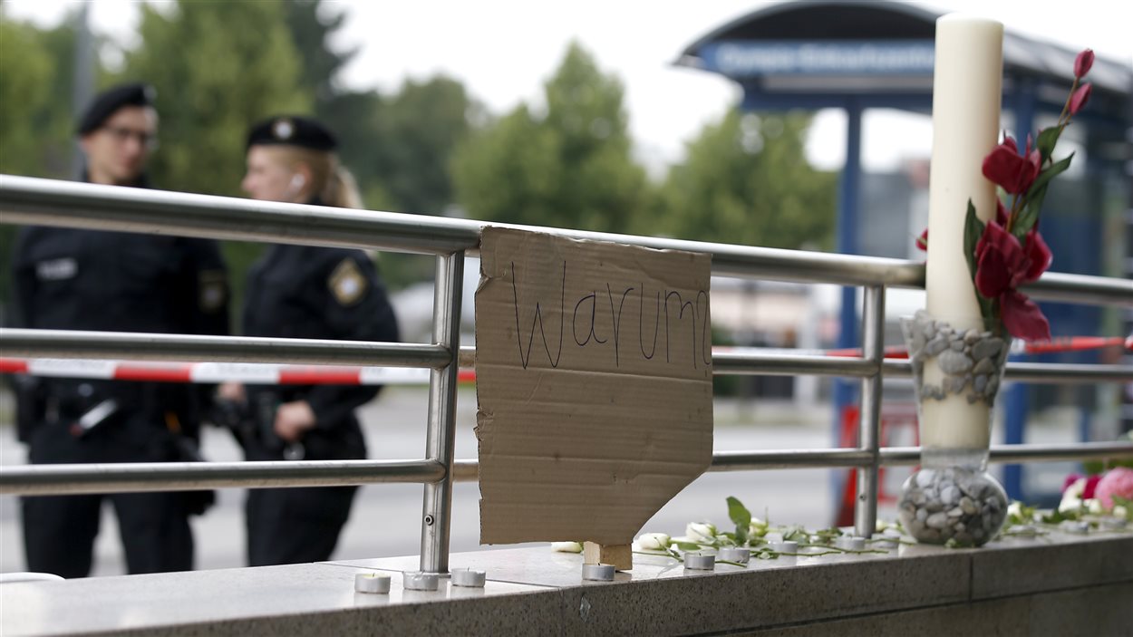 « Pourquoi? » est-il écrit sur une pancarte laissée sur la scène de la fusillade à Munich.