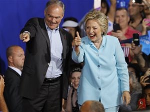 La candidate à la présidence Hillary Clinton et son colistier, Tim Kaine, devant leurs partisans à Miami, en Floride.