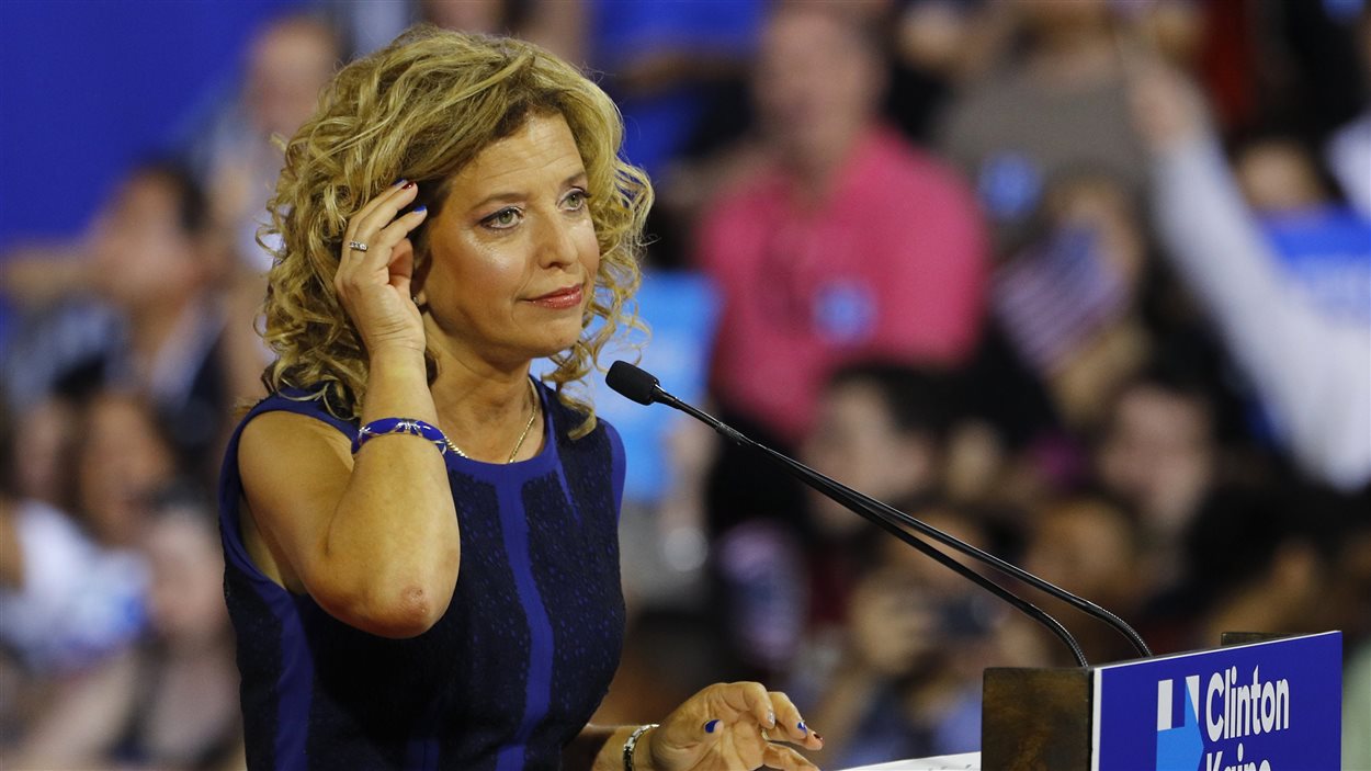 L'ancienne présidente du Comité 
national démocrate, Debbie Wasserman Schultz, s'adresse à des partisans avant l'arrivée d'Hillary Clinton et de son colistier Tim Kaine le 23 juillet à Miami.