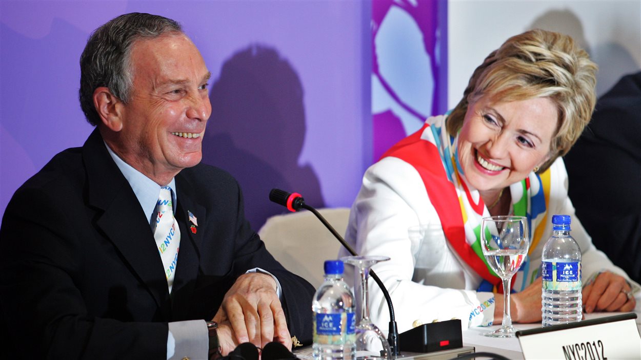 L'homme d'affaires Michael Bloomberg, alors maire de New York, participe à la 117e Session du CIO à Singapour en 2005 avec Hillary Clinton, alors sénatrice de New York.