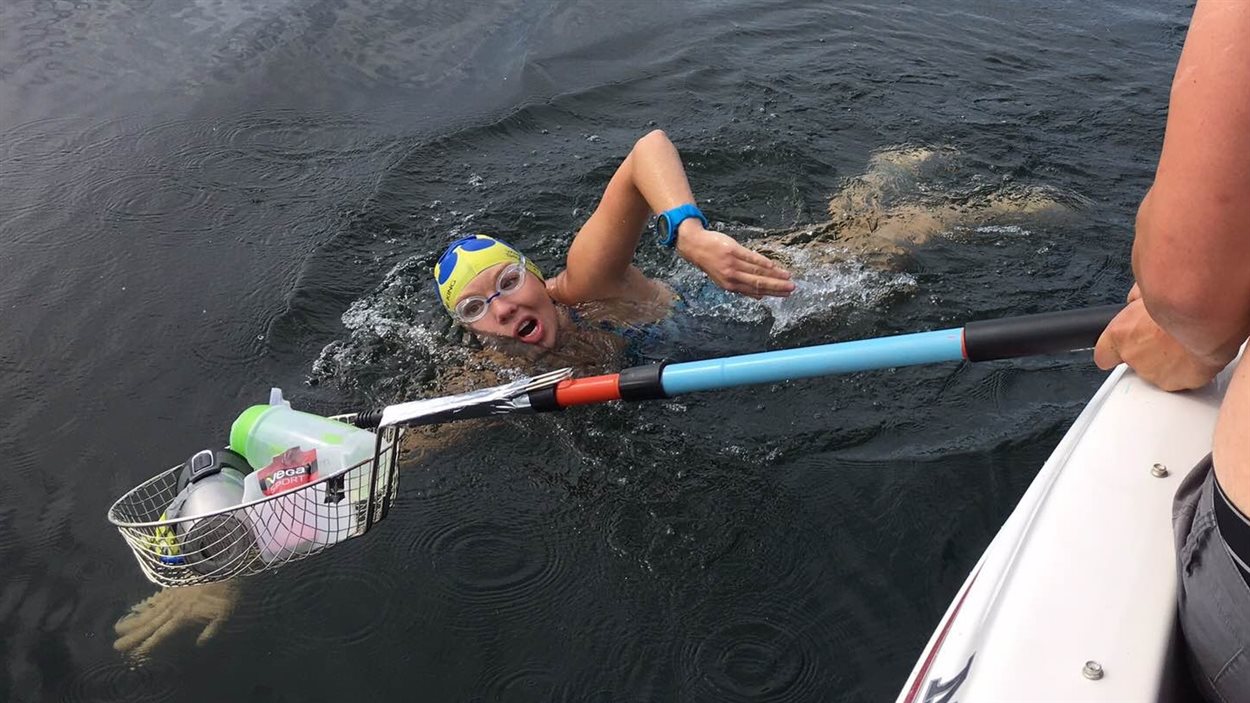 Dionne Tatlow a traversé le lac La Ronge à la nage.