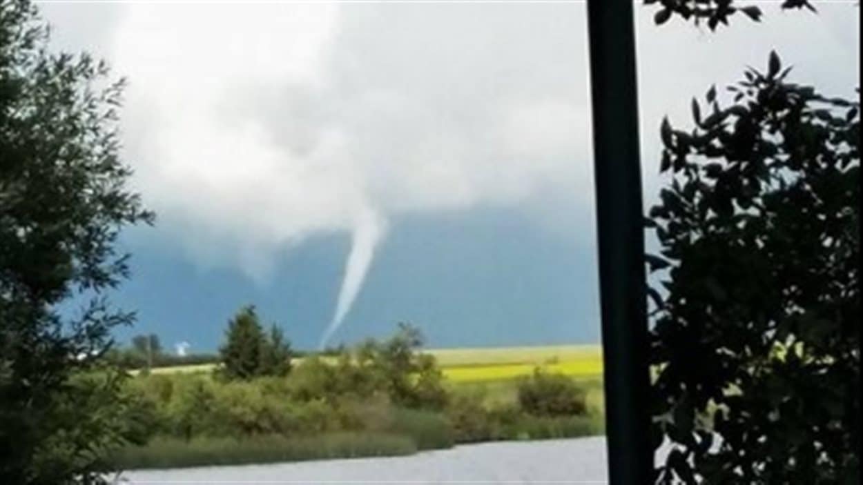Une faible tornade touche le sol à Russell au Manitoba