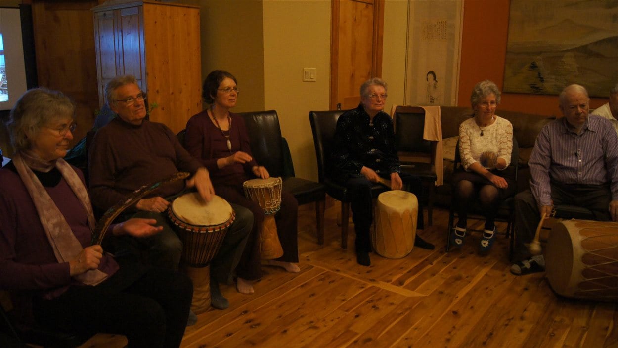 Une séance de percussions entre des résidents de Harbourside.
