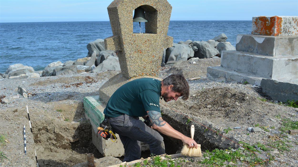 La cloche et le Monument-aux-Irlandais doivent être déplacés.