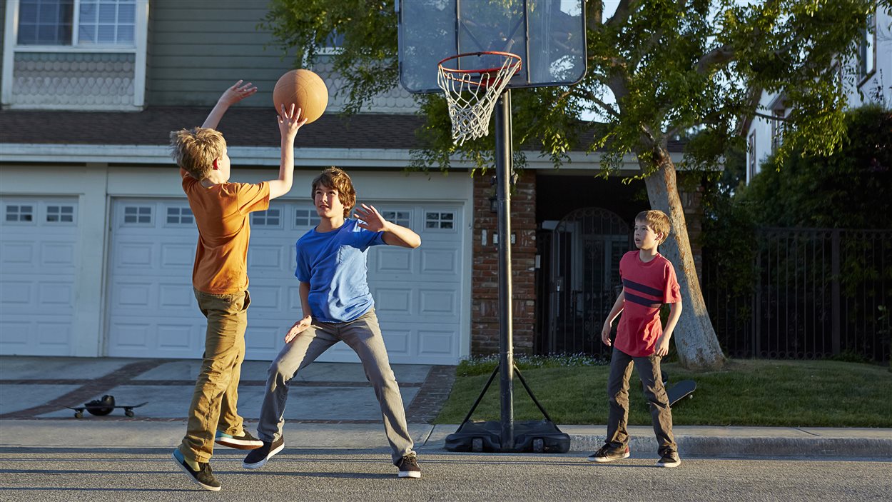 Avec le dispositif corbeille basket crée par le conseil municipal des  enfants, jeter à la poubelle devient un jeu d'enfant