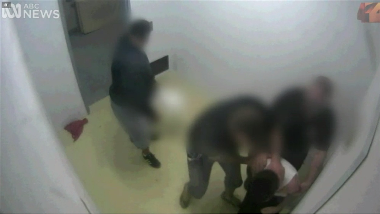 Un jeune détenu se fait interpeller par des agents avant d'être plaqué au sol, mis à nu, puis abandonné dans sa cellule.