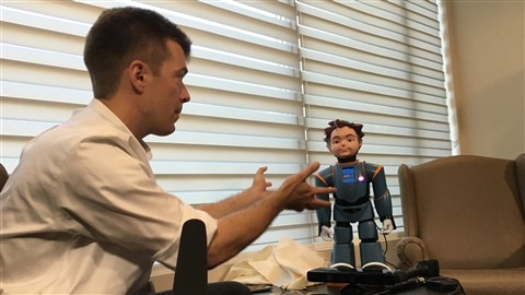 À gauche, Dr Frank Rudzizc, directeur de l'équipe de recherche à l'université de Toronto et Ludwig, le robot humanoïde, à droite.
