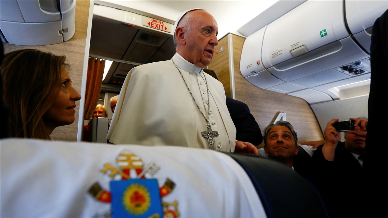 Le pape François s'est adressé aux journalistes dans l'avion l'amenant en Pologne.