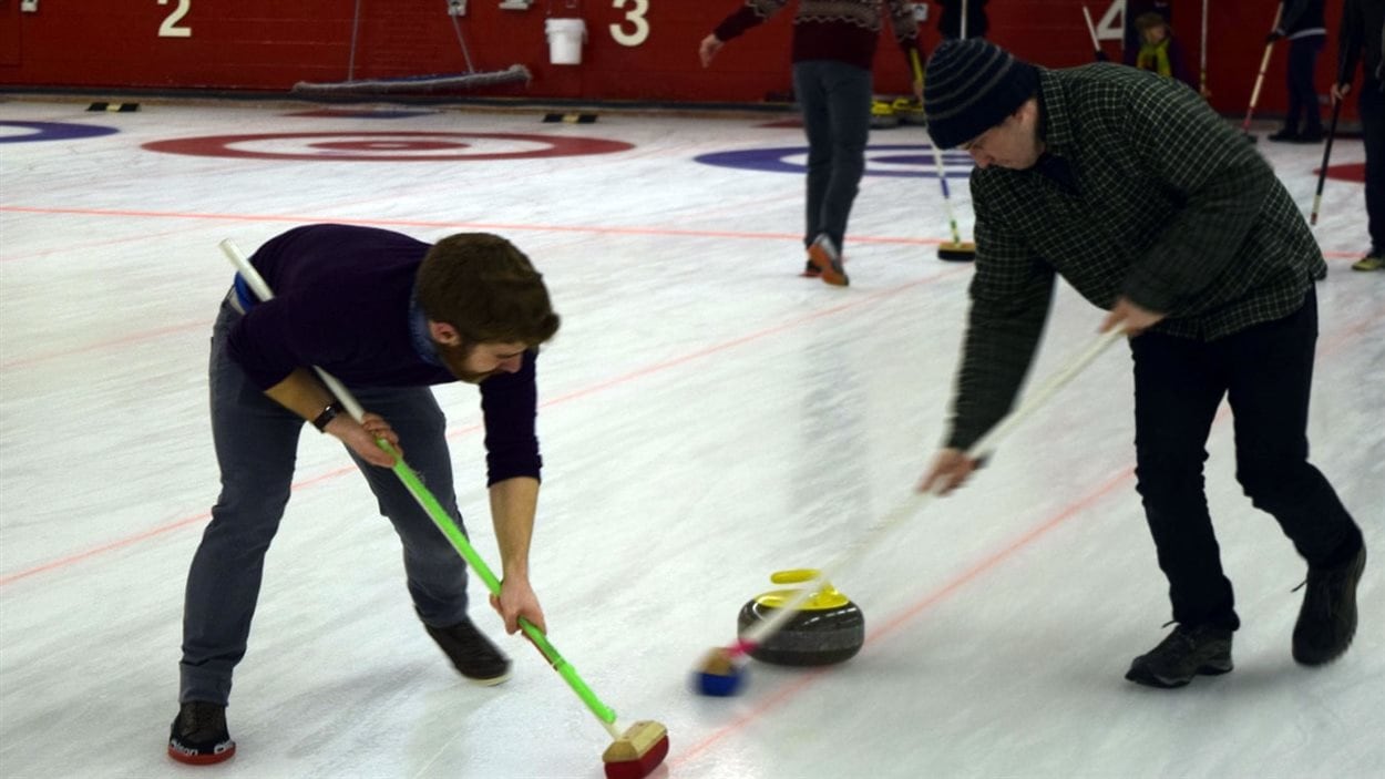 Des joueurs de curling au club Tartan de Regina.