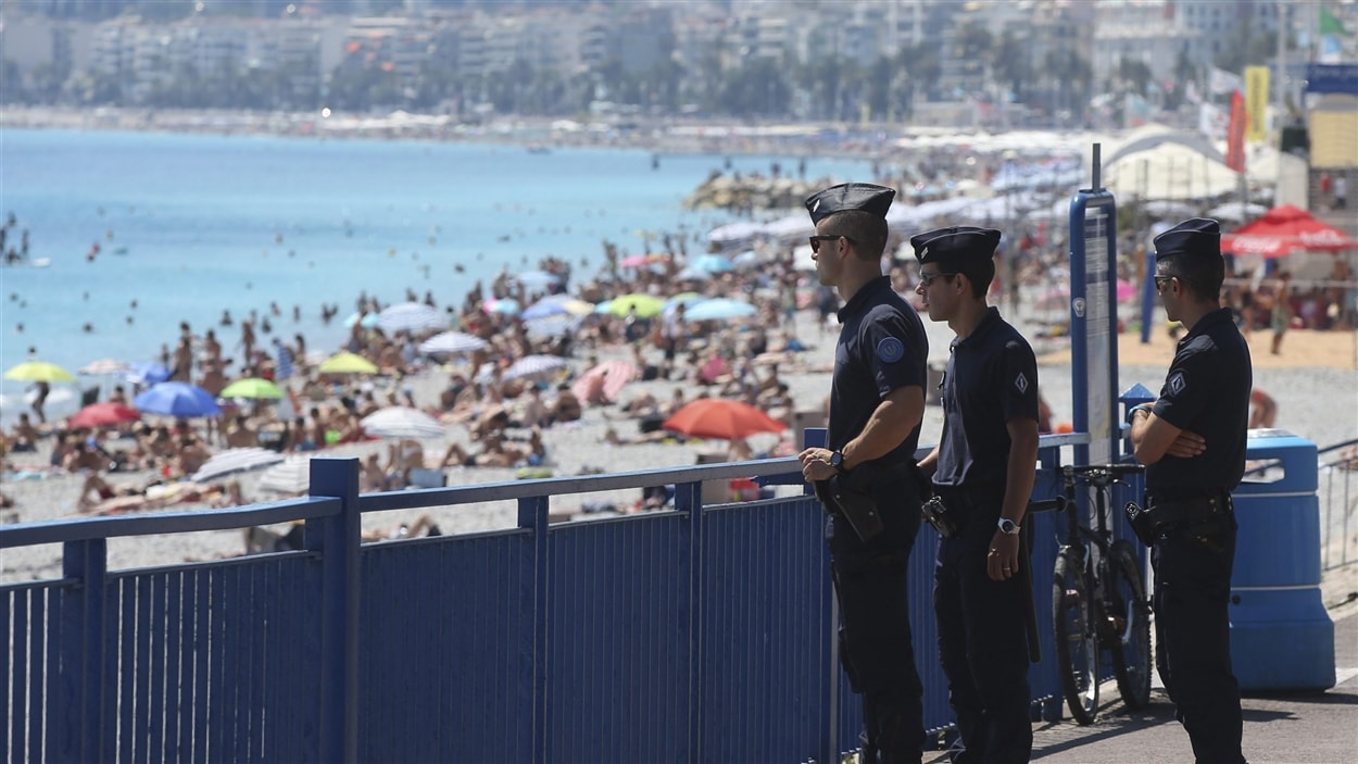 Des policiers sur la promenade des Anglais à Nice