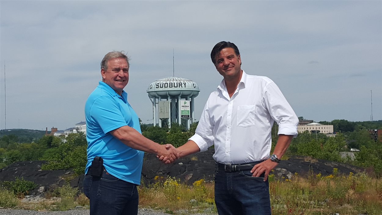 Gates Perreault (à gauche), père de Jeff Perreault, et Dario Zulich (à droite), nouveau propriétaire du château d'eau